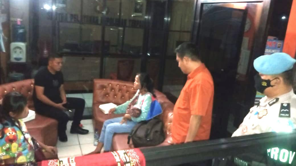 Polisi Ungkap Penyebab Ibu Muda ‘Ngelem’ Sambil Gendong Bayi