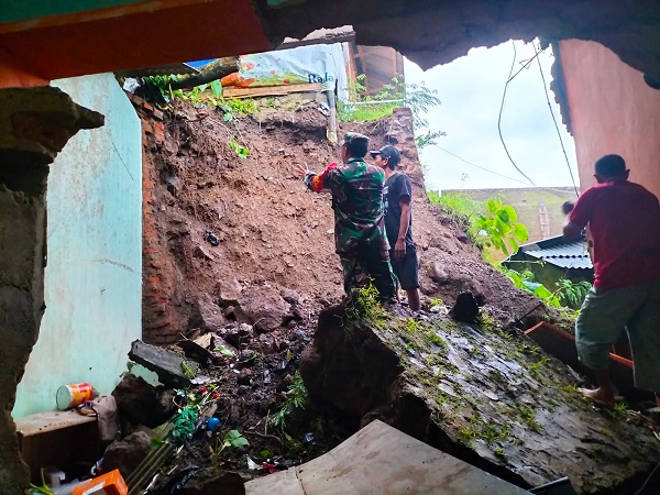 Kota Tasikmalaya Diguyur Hujan Deras, Tembok Rumah di Bungursari Jebol Diterjang Longsor
