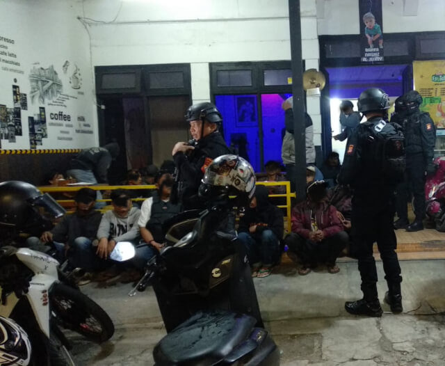 Pesta Minuman Keras di Sebuah Kedai Kopi Tasikmalaya Digerebek Polisi