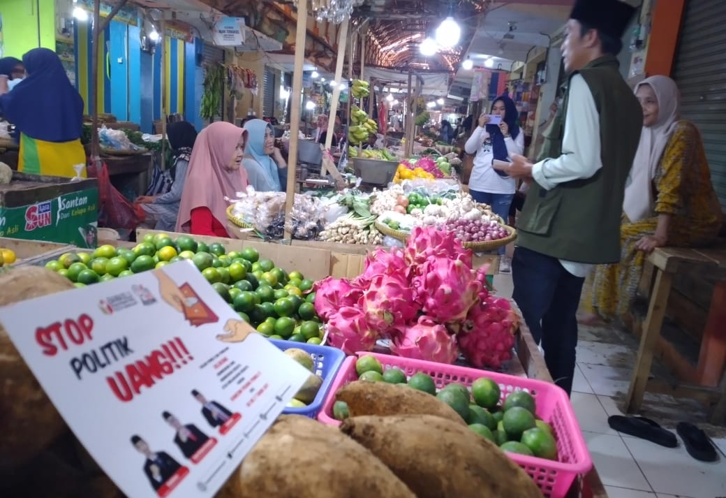 Bawaslu Kota Banjar Blusukan ke Pasar Induk Ajak Pedagang untuk Tolak Politik Uang