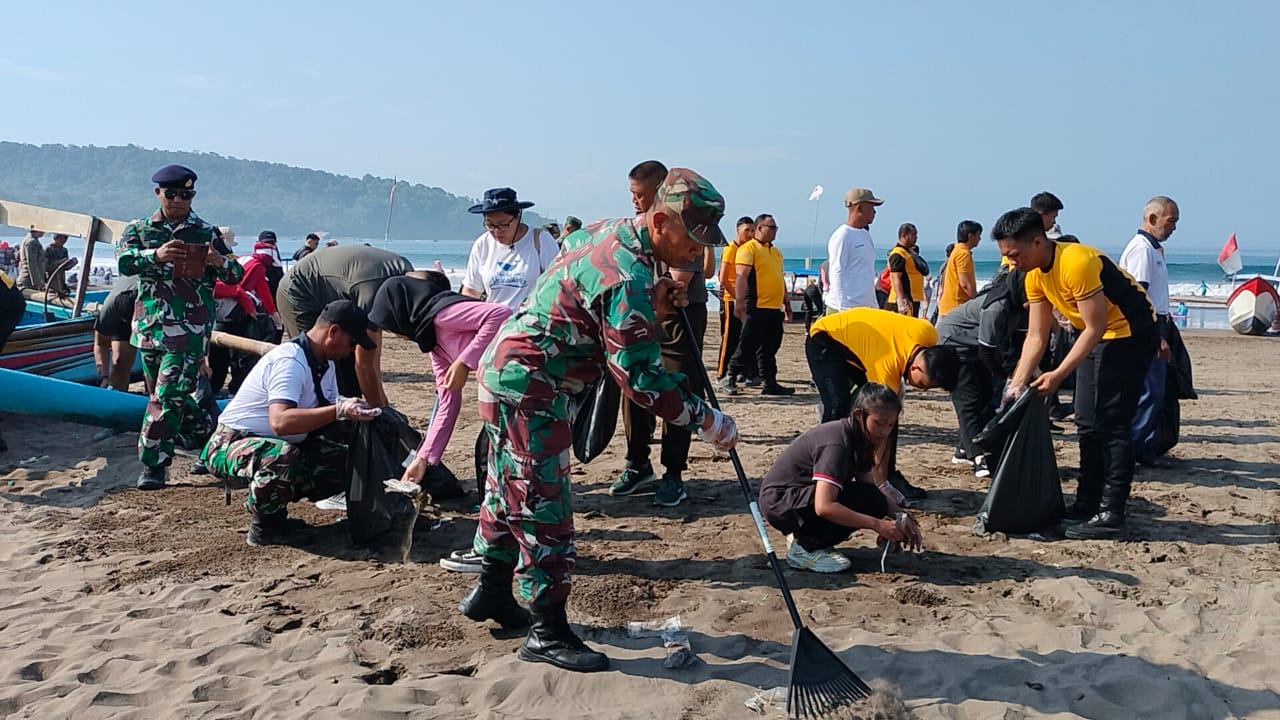 TNI, Masyarakat dan Kepolisian Gerak Bersama Bersihkan Pantai Pangandaran yang Kotor