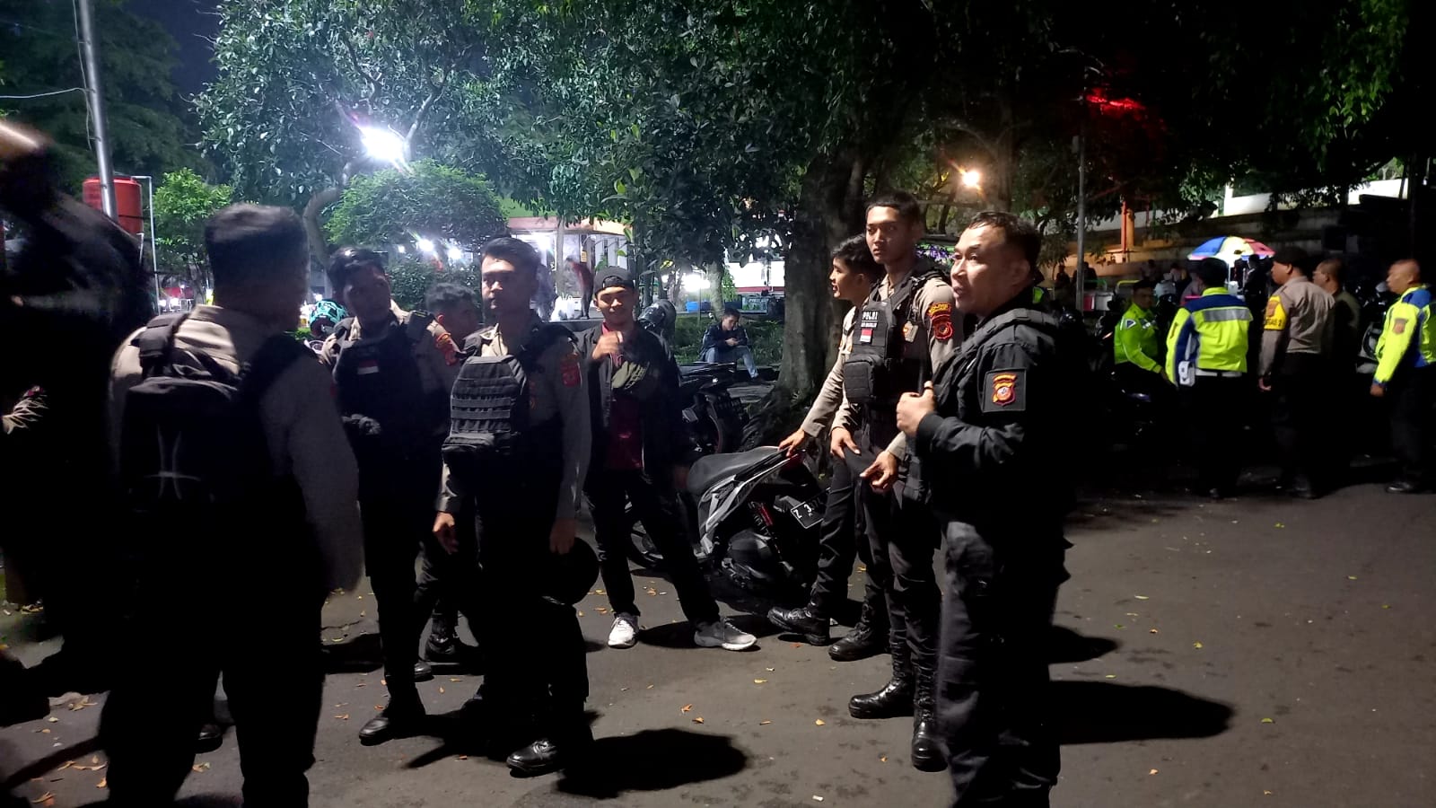 Malam Penuh Dedikasi: Upaya Polisi di Kota Tasikmalaya Wujudkan Keamanan Jelang Natal dan Tahun Baru  