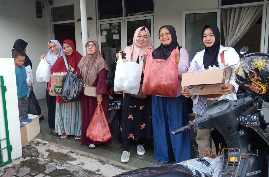 Emak-Emak Komunitas Rumah Bakat Banjar Bagi-Bagi Takjil Ramadhan Keliling Kota, Ini Sasarannya