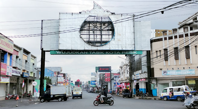 Ganggu Pemandangan, Reklame Liar di Jalan HZ Mustofa Belum Juga Dibongkar