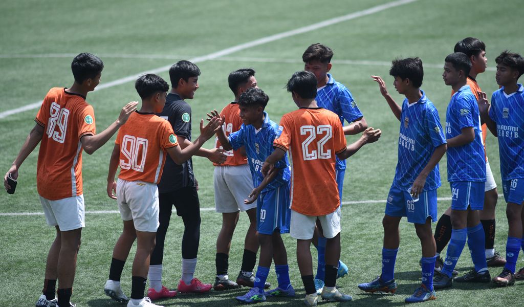 Sejuk, Persija Datangi Persib Bandung untuk Lakukan Pertandingan Uji Coba Level Junior di Stadion Siliwangi