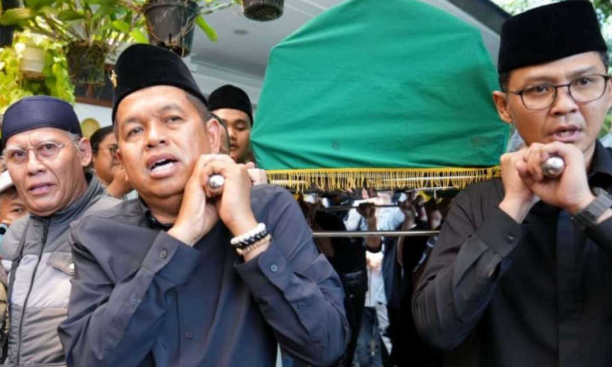 KDM Lepas Jenazah Mantan Gubernur Jabar Danny Setiawan