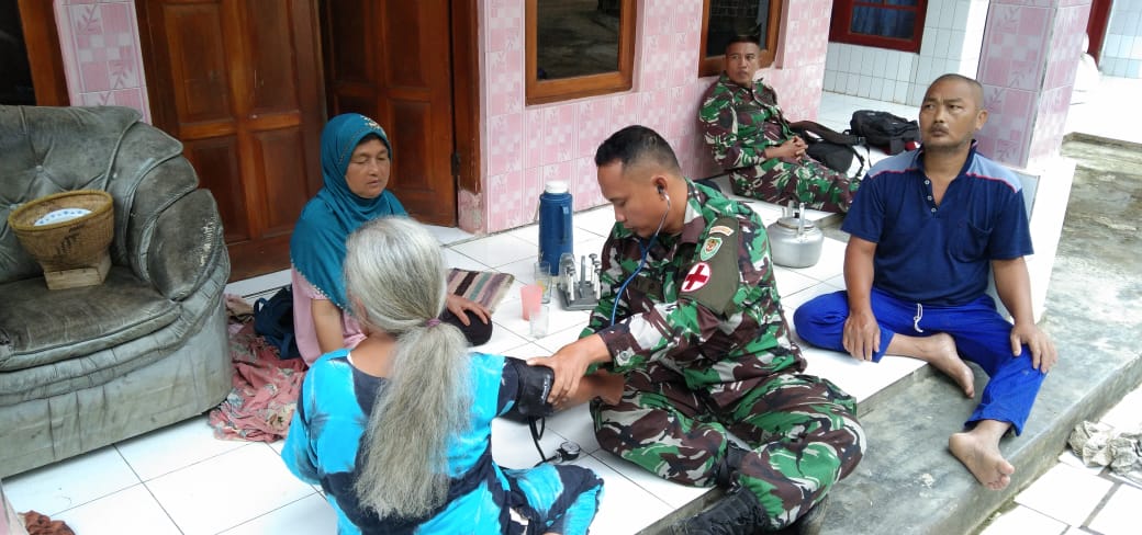 Tim Kesehatan Satgas TMMD ke 115 Kodim 0612 Tasikmalaya Cek Kesehatan Anggota dan Masyarakat