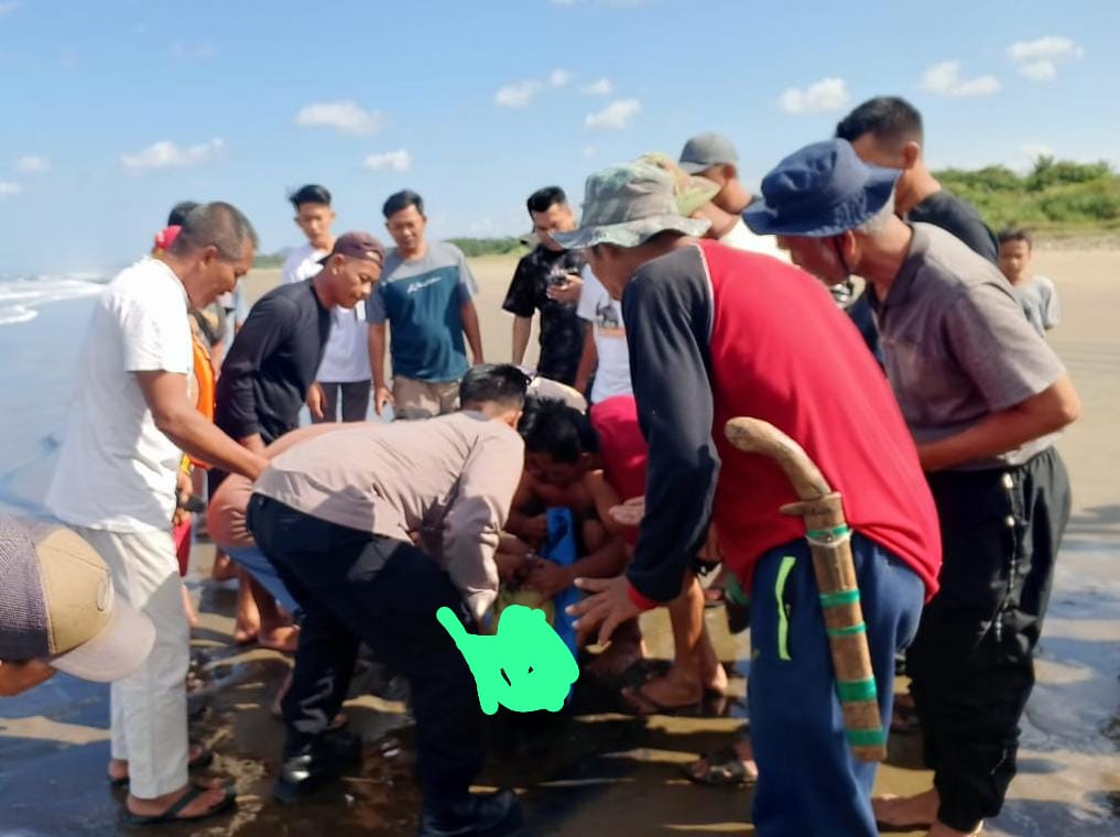 Pelajar SD di Tasikmalaya Terseret Ombak Pantai Sindangkerta