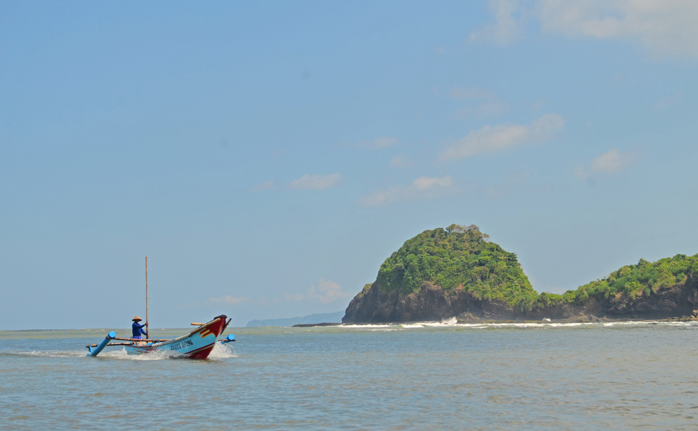 UNIK! Destinasi Wisata Pangandaran Berlatar Belakang Pulau Nusakambangan, Duh Bikin Penasaran