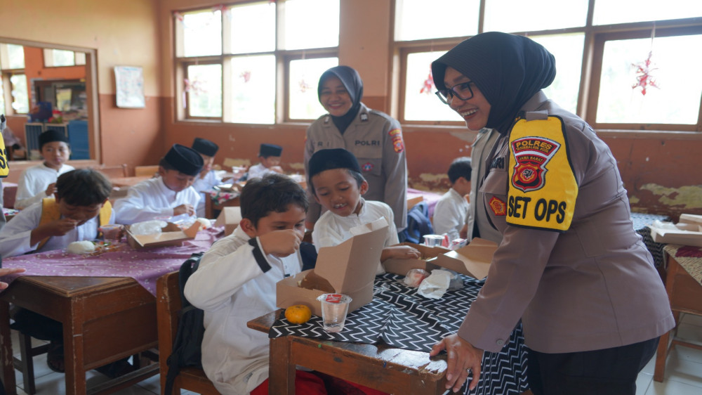 Makan Siang Bergizi: Polres Tasikmalaya Kota Tingkatkan Kesadaran Gizi Anak-anak