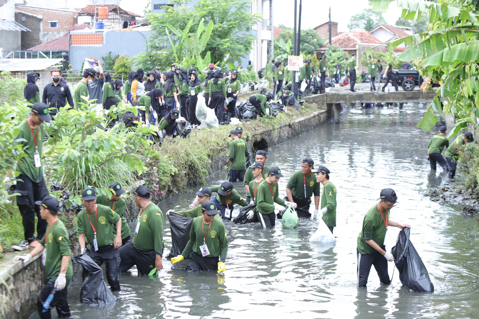 Brigif 13/Galuh Rahayu dan Ribuan Mahasiswa Unsil Tasikmalaya Kolaborasi Lakukan Revitalisasi Sungai Cimulu