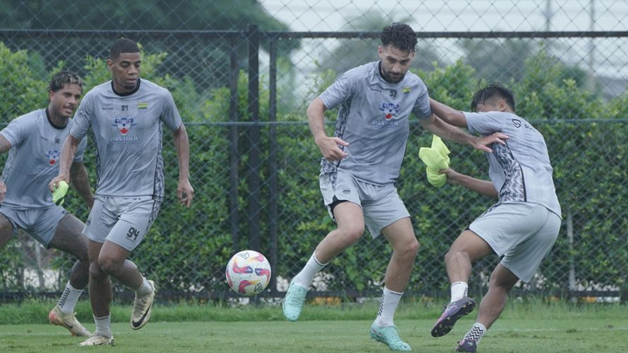 Hari Ini Persib Kembali ke Bandung: Frans Putros Dinilai Positif, Kondisi Saddil Membaik Jelang Super League