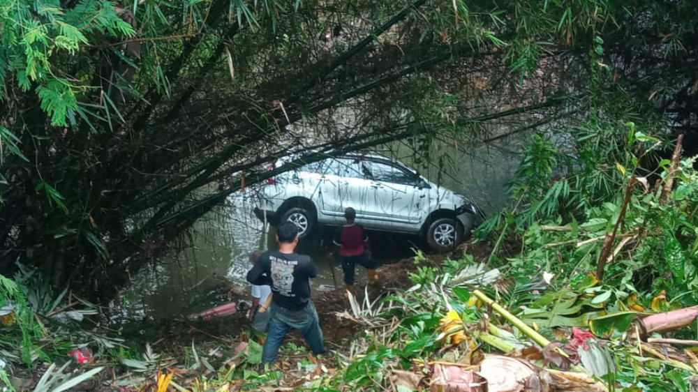 Lupa Pasang Rem Tangan, Minibus Masuk Sungai di Kawalu Kota Tasikmalaya