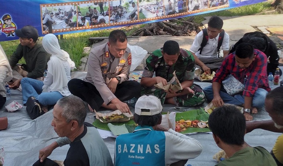Danlanud Wiriadinata Makan Bareng di Alun-alun Kota Banjar, Ini Pesannya