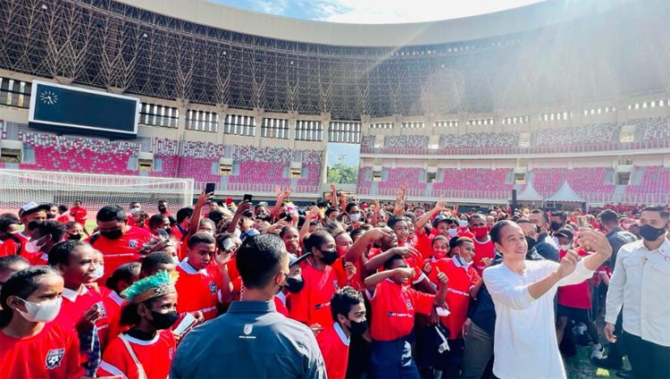 Presiden Sebut Ricky Kambuaya Saat Peresmian Papua Football Academy