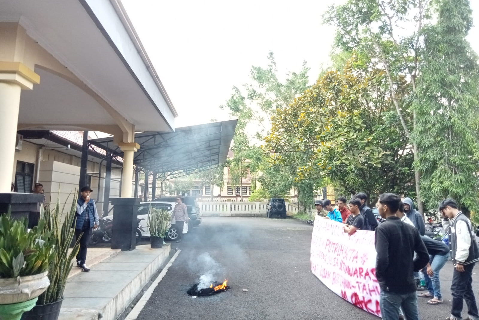 Unjuk Rasa Di Kantor Dputrlh Kabupaten Tasikmalaya Mahasiswa Tuntut