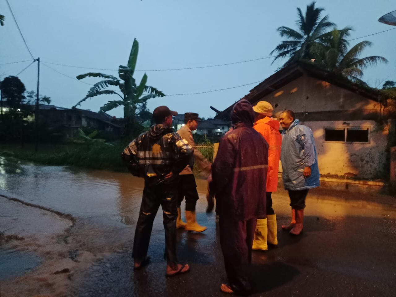 Curah Hujan Tinggi, Kapolsek Sukaresik Bersama Muspika Siaga Pantau Ketinggian Air di Daerah Rawan Banjir