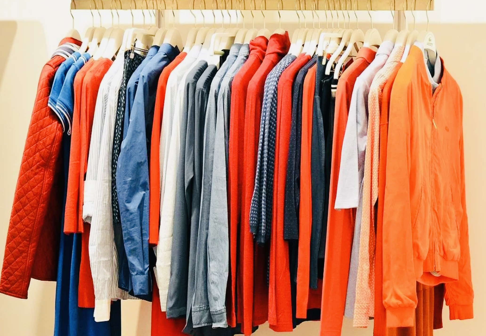 Berikut Tips Memilih Warna Pakaian yang Tidak Menyerap Panas, Hindari Warna Gelap di Cuaca Panas