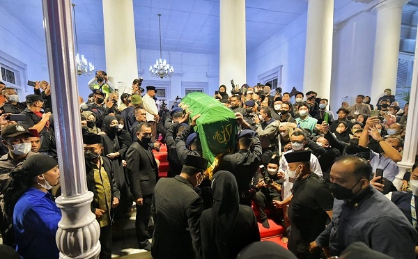 Jenazah Eril Tiba di Gedung Pakuan Disambut Salawat Nabi dari Warga