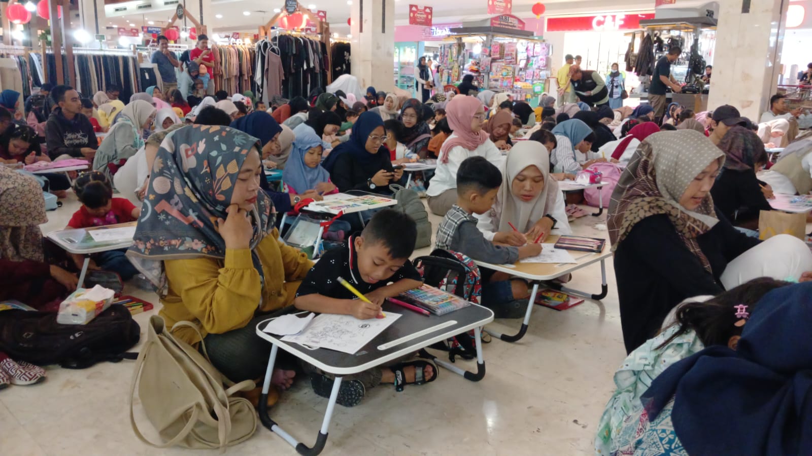 Serunya Lomba Mewarnai Barongsai di Plaza Asia Tasikmalaya, Anak dan Orang Tua Kompak Berkreasi