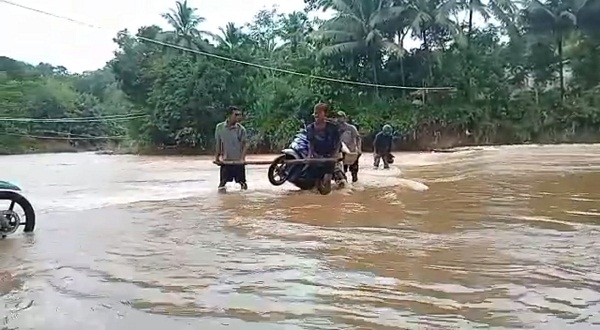 Perjuangan Warga Cikatomas Tasik Tandu Sepeda Motor Seberangi Sungai Deras karena Jembatan Darurat Terendam