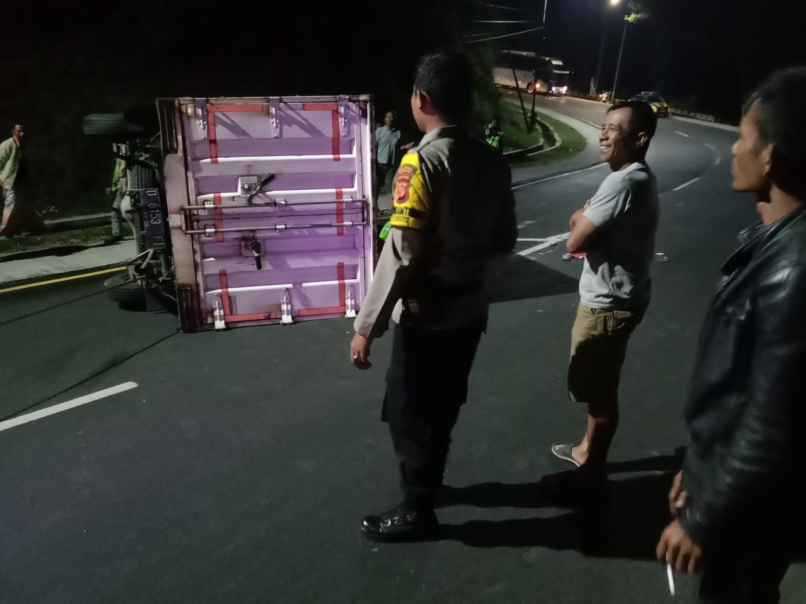 Mobil Boks Bawa Ribuan Botol Minuman Keras Terguling di Gentong Tasikmalaya