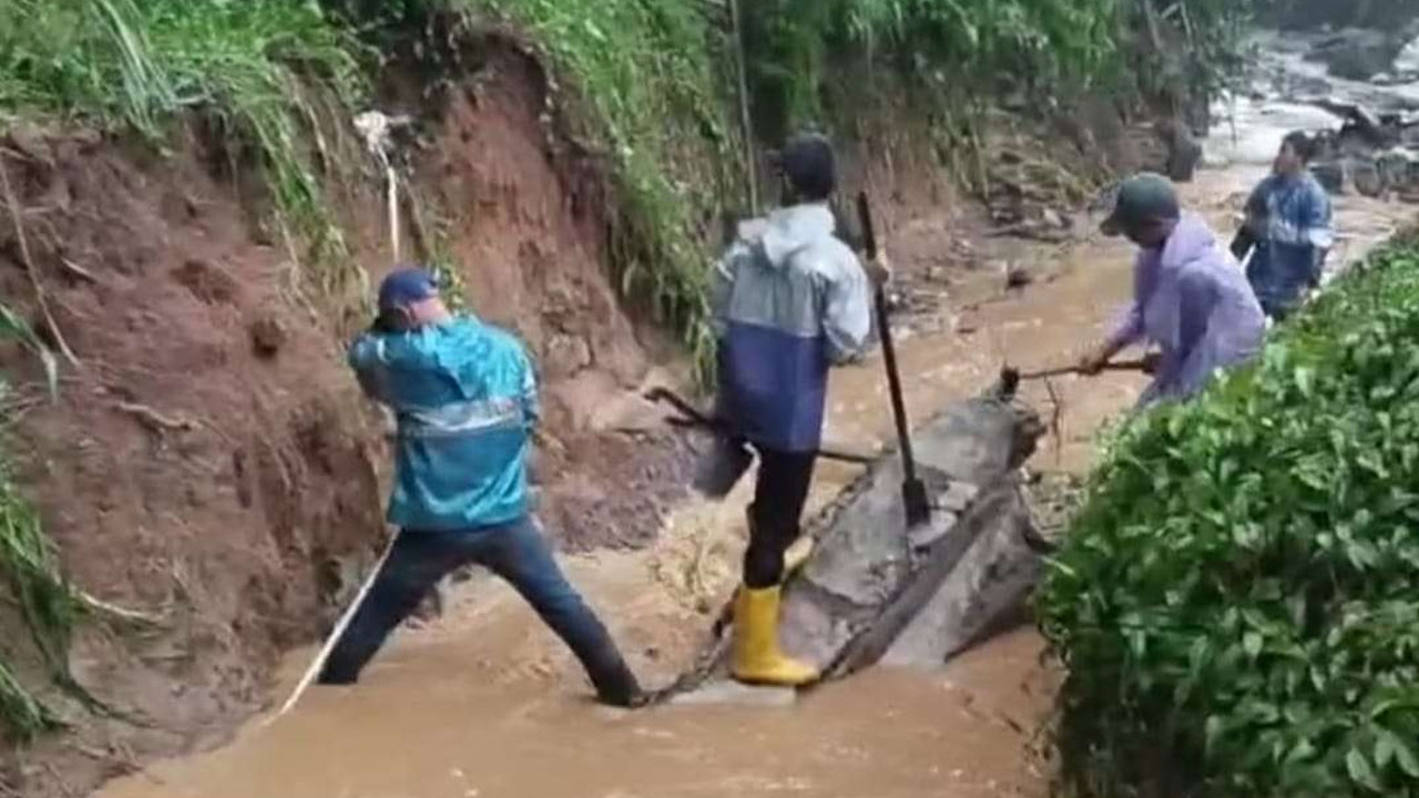 TPU Cikutra Ambrol, 2 Jenazah Dievakuasi, 18 Makan Dipindahkan, Banjir Jawa Barat