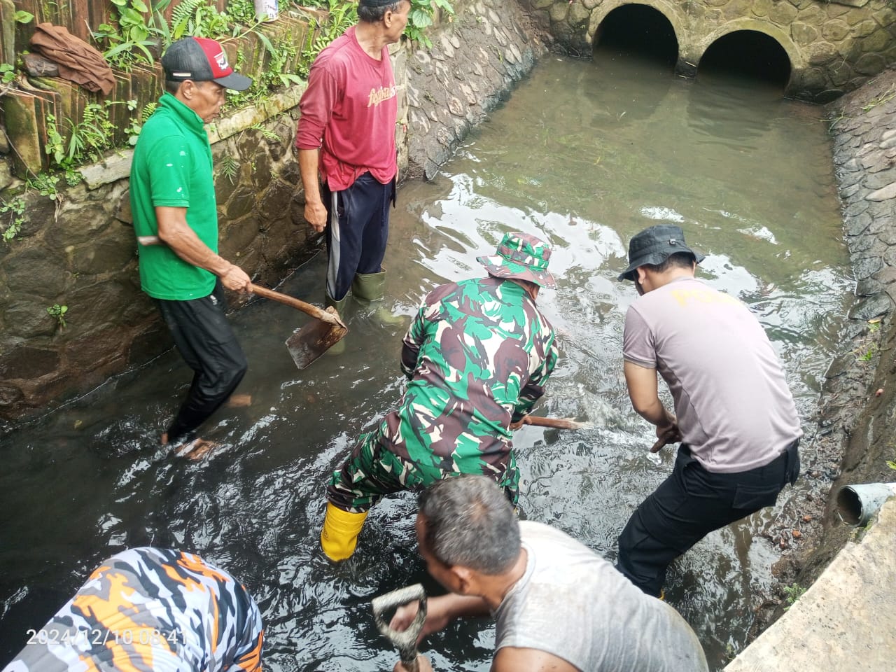 Tasikmalaya Bersih: Sinergi TNI, Polri, dan Warga Cegah Banjir di Mangkubumi  