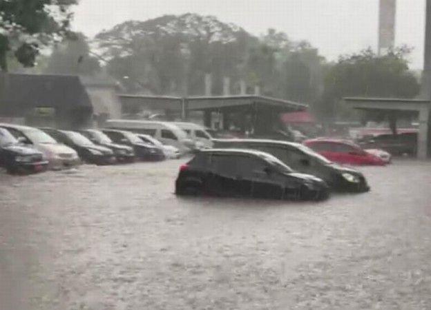 5 Langkah Selamatkan Mobil Ketika Terendam Banjir 