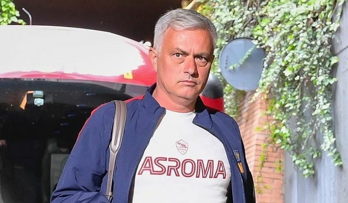 Asisten Jose Mourinho Hampir Menangis Mendengar Kabar Pemecatan dari Pemilik Klub