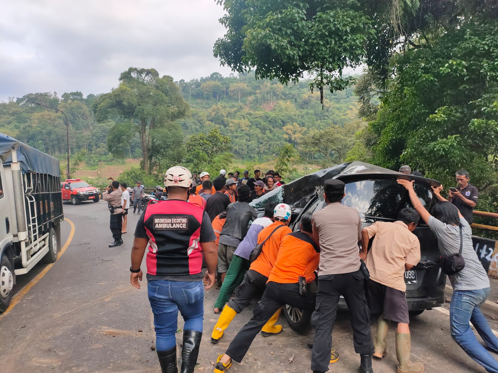 Dari 8 Penumpang, 3 Orang Luka Akibat Dua Unit Mobil Ringsek Terhantam Batu Longsor di Cadas Pangeran Sumedang