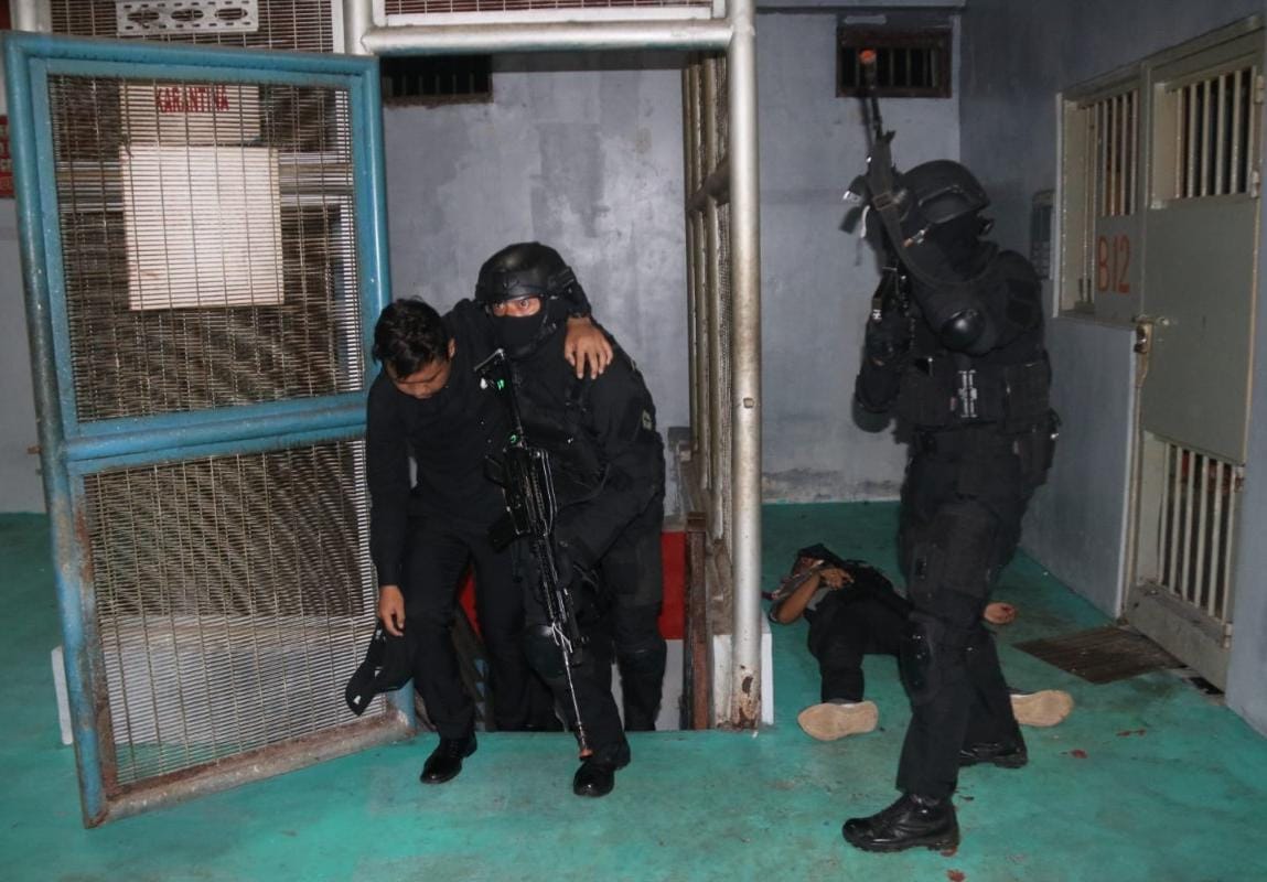 Tegang,Satuan Elit Brigif 13 Galuh dan Yonif Raider 323 BP Bebaskan Kalapas Banjar dari Sandera Teroris
