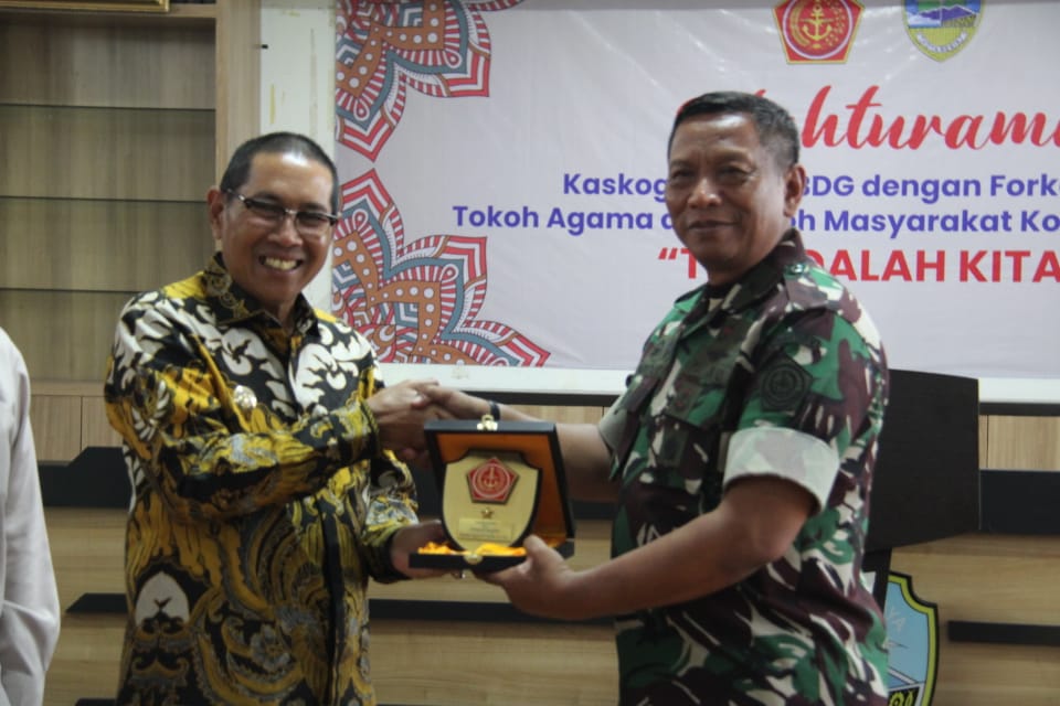 Kepala Staf Kogartap II/Bandung Jalin Silaturahmi, Wali Kota Tasik Promosikan Bakso, Nasi TO dan Kelom Geulis