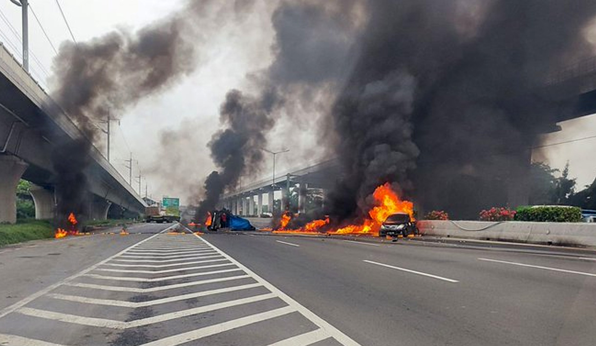 Kecelakaan Pagi Ini: 2 Mobil Terbakar Hebat di Tol Cikampek, Api Berserakan di Jalan 