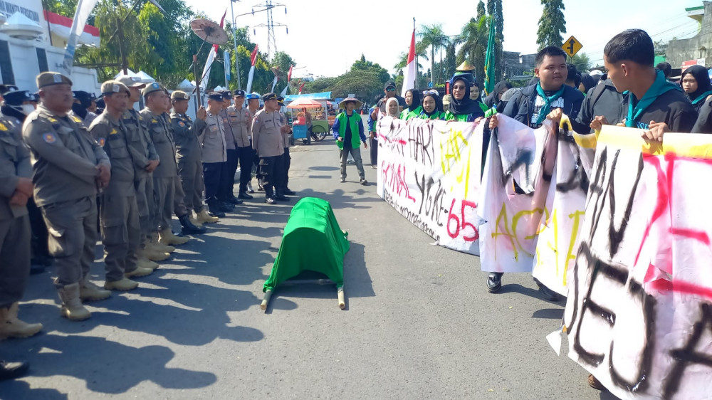 Aksi Mahasiswa Unsil Tasikmalaya Bawa Keranda Sambil Sindir Pemerintah Abai pada Petani