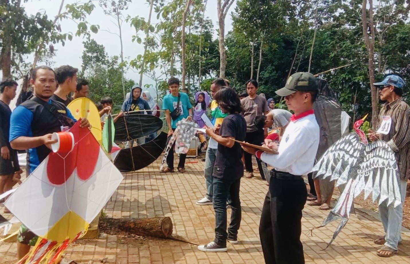 Festival Layang-Layang di Lembah Pajamben, Puluhan Layangan Raksasa Menari di Langit Kota Banjar