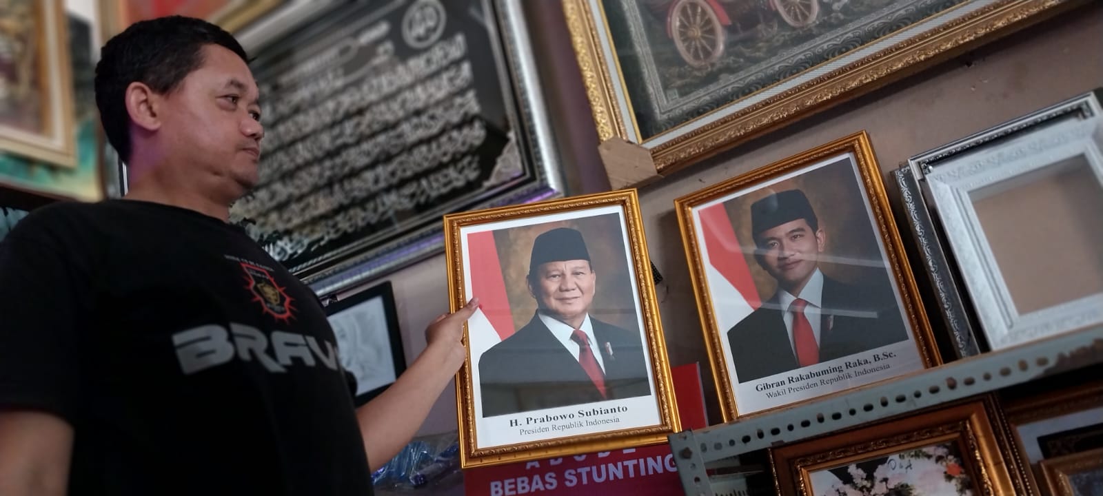 Pedagang Bingkai Foto Prabowo-Gibran di Tasikmalaya: Harapan di Balik Ketidakpastian