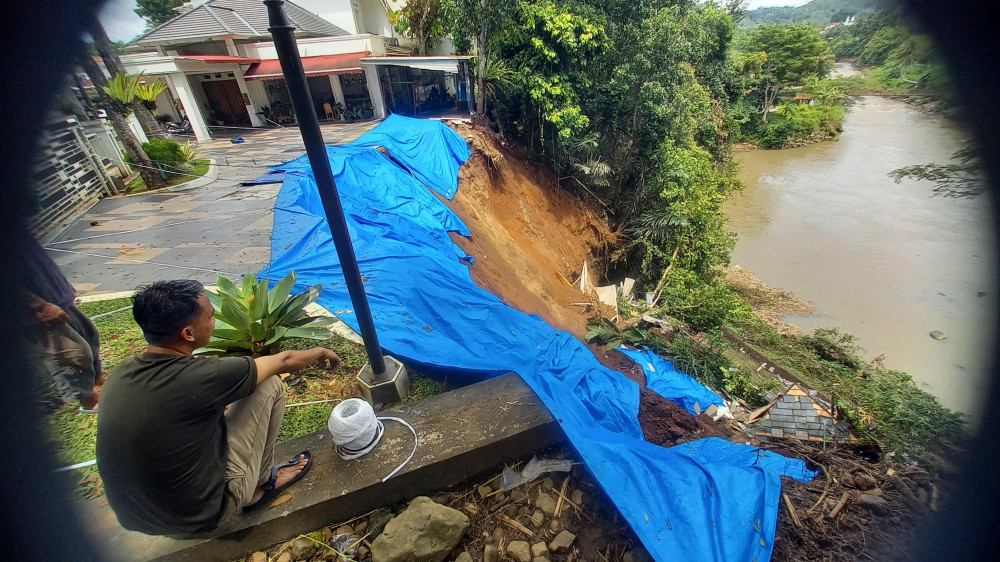 Longsor Gerus Area Parkiran Rumah di Tasikmalaya