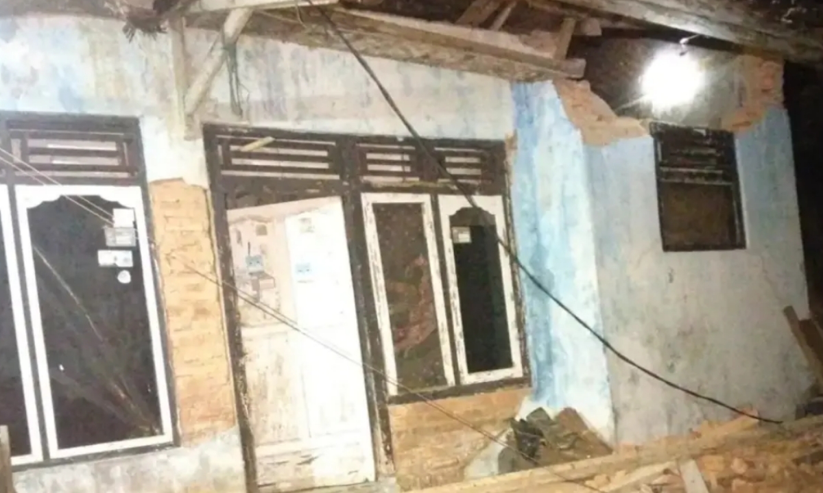Rumah Ambruk di Pangandaran, Warga Cimerak Terpaksa Mengungsi