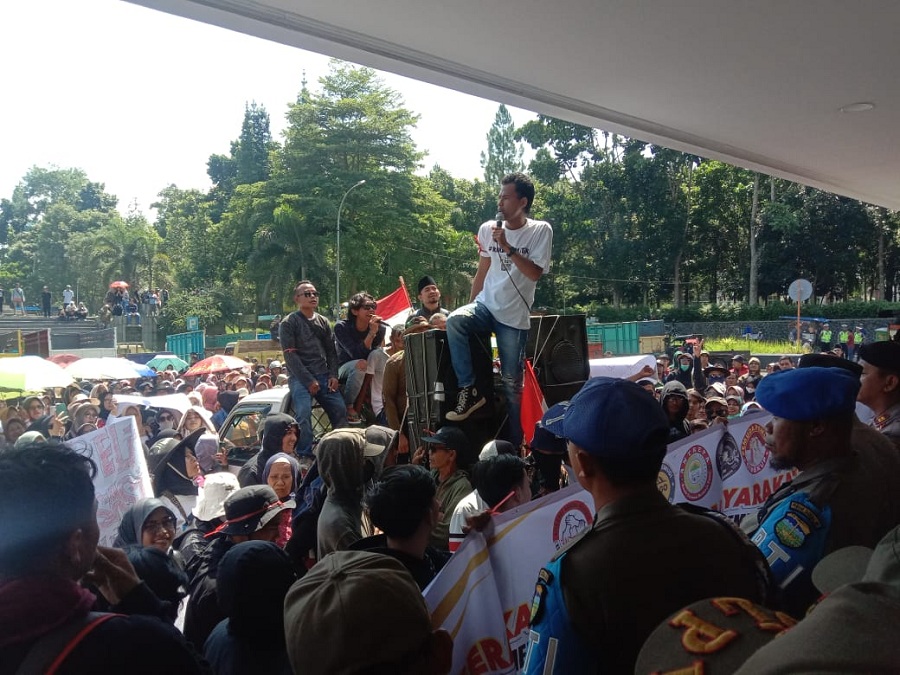Minta Perbaikan Jalan, Massa Geruduk Gedung Bupati Tasikmalaya