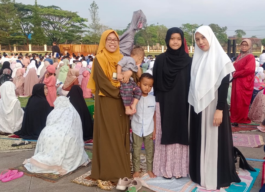 Bukan Muhammadiyah Para Ibu Ini Ikut Salat Idul Fitri di Lapang IPP Sumedang, Alasannya Ini