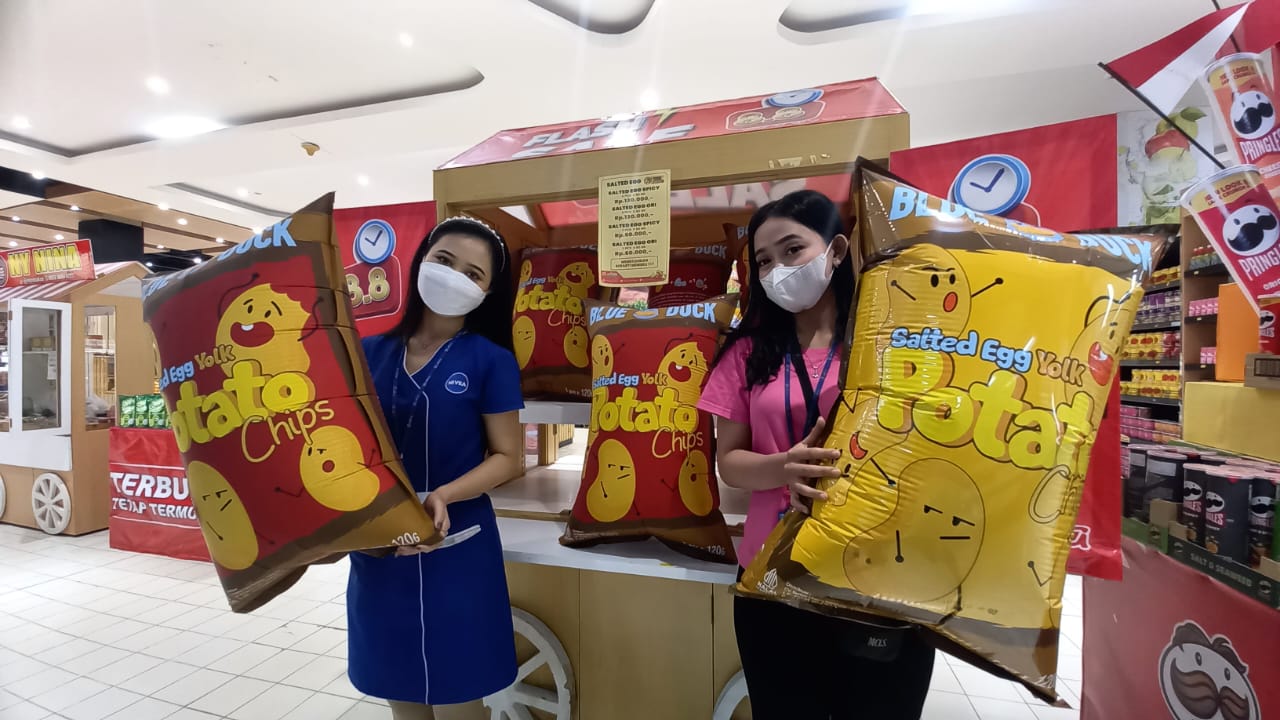 Potato Chips Raksasa Tak Sekadar Diserbu Pembeli, Kemasan Unik, Pengunjung Plaza Asia Asyik Swafoto  