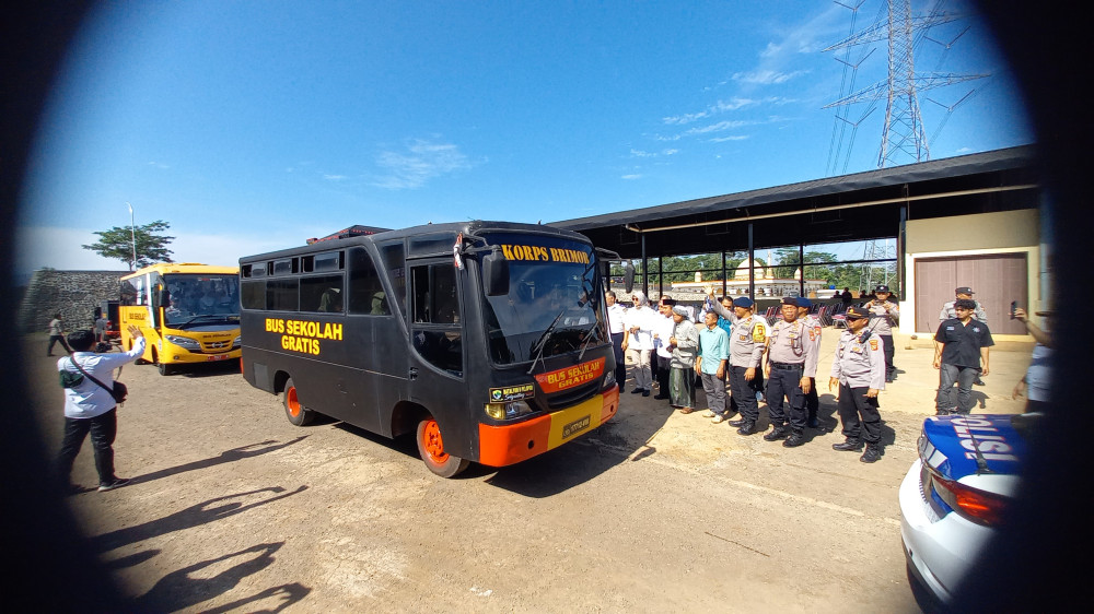 Bus Sekolah Gratis Resmi Beroperasi, Pelajar Cineam Tasikmalaya Tak Perlu Lagi Pakai Motor ke Sekolah