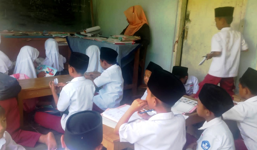 Khawatir Ruang Kelas Ambruk, Siswa SDN Puncakbaros Bojonggambir Belajar di Rumah Dinas Kepsek