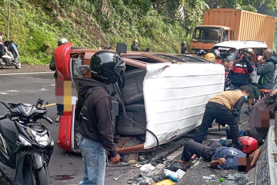 Kecelakaan Tragis di Jalan Cadas Pangeran: Angkot Terguling, Dua Pengendara Motor Tertabrak 