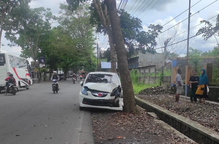 Mobil Brio Warga Sodong Hilir Seruduk Pohon di Jalan Djuanda Kota Tasik, Sopir Diduga Kurang Kosentrasi