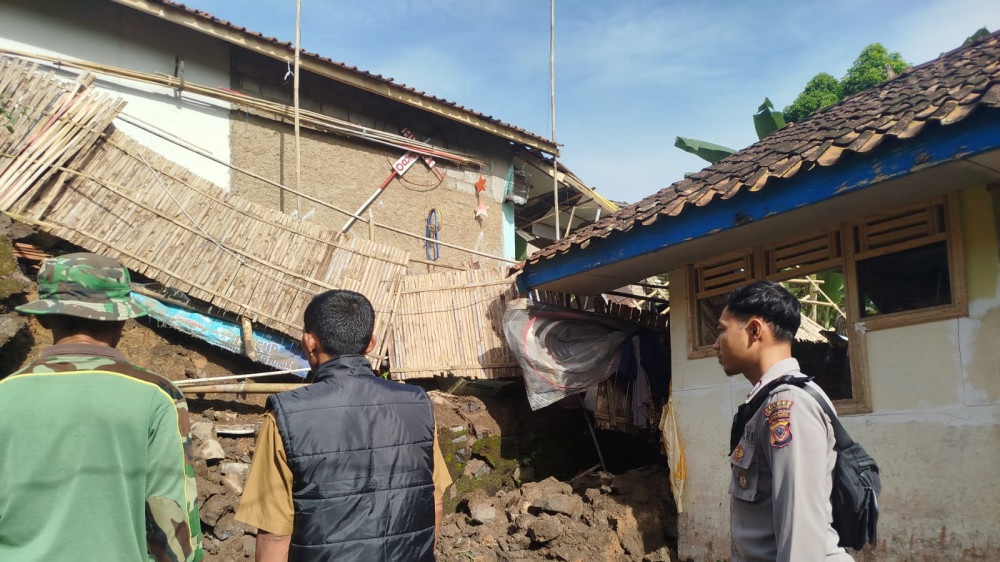 Longsor di Tanjungjaya Tasikmalaya Sebabkan Satu Rumah Warga Rusak Berat, Hujan Deras Jadi Pemicu