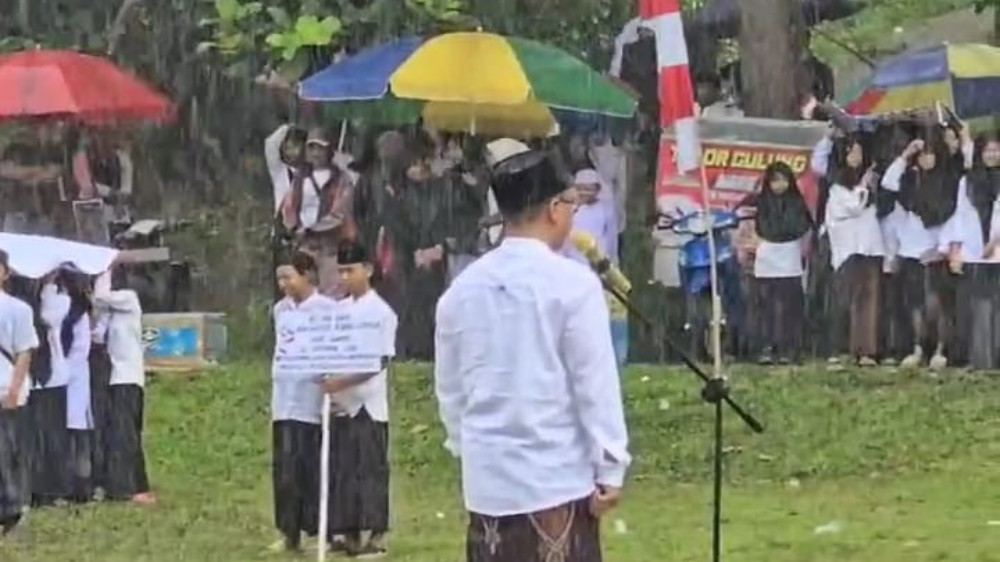 Keteguhan Santri Culamega, Bertahan di Tengah Guyuran Hujan Demi Hari Santri Nasional 
