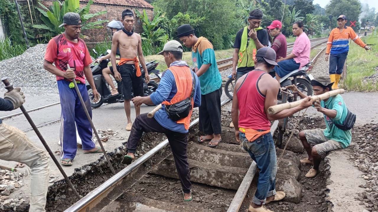KAI Daop 2 Perbaiki Perlintasan Rel di Tasikmalaya dan Sekitarnya