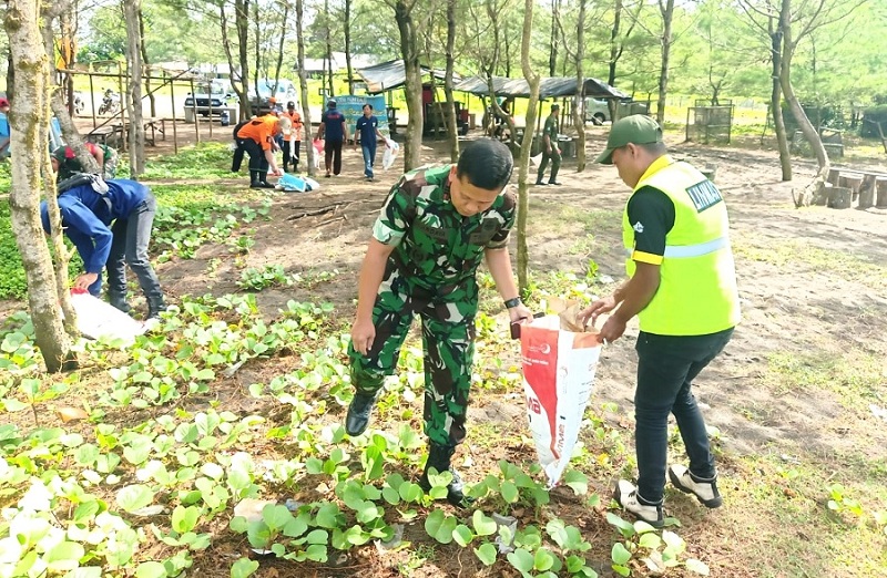 Koramil 1220 Cikalong Tangani Sampah Laut dengan Aksi Bersih Pantai di Kawasan Pantai Cemara Pangkalan Tasik